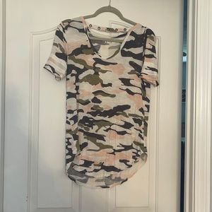 maurices colorful camo cute cutout top like new! Size M